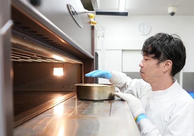 生地を焼く社員